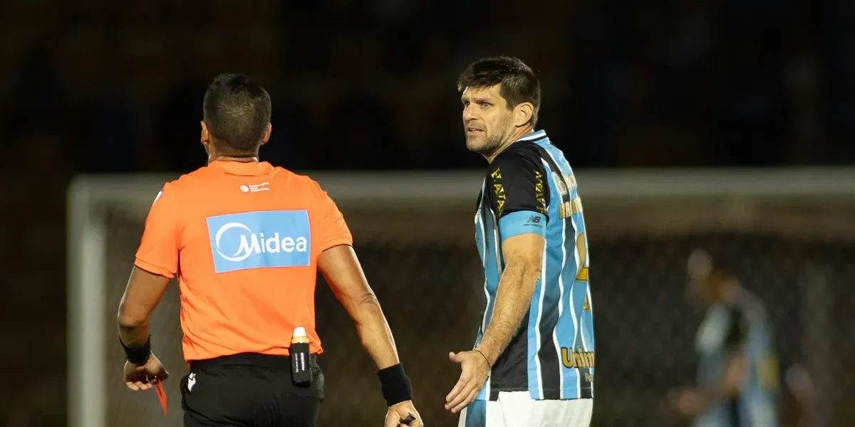 VAR salva Denilson: Bruno Arleu tira vermelho e dá amarelo após revisão