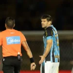 VAR salva Denilson: Bruno Arleu tira vermelho e dá amarelo após revisão