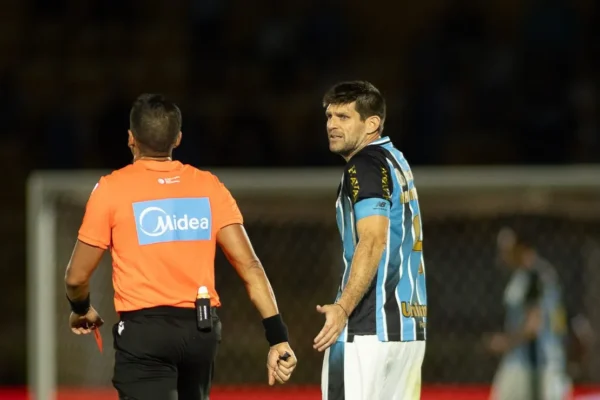 VAR salva Denilson: Bruno Arleu tira vermelho e dá amarelo após revisão