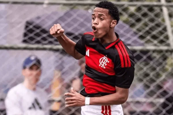 Joia de 15 anos do Flamengo já chama atenção de gigantes europeus