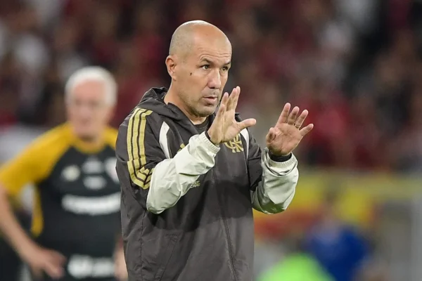 Mudanças no banco: Leonardo Jardim tenta virar jogo contra o São Paulo