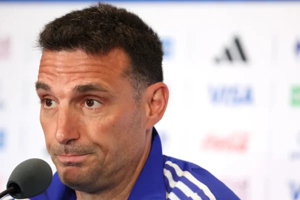 Scaloni admite falhas da Argentina e já pensa em ajustes para oitavas