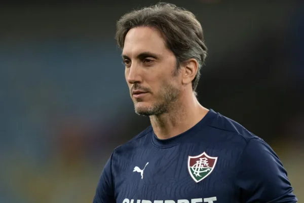 Zubeldía quebra o silêncio sobre Lucho Acosta e explica polêmica no Flu