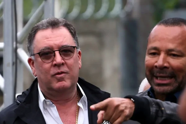 Neymar Pai Aparece no CT do Santos e Conversa com Presidente Após Crise