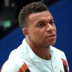 Flagra: Mbappé e Tuchel caem na risada durante França x Inglaterra na Copa