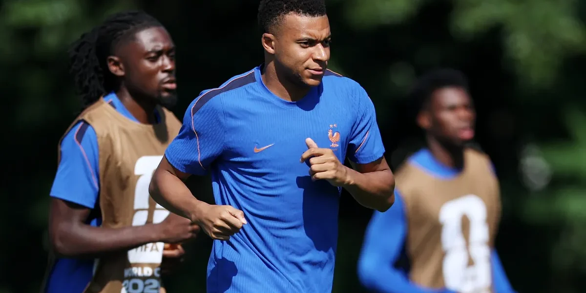 França treina com bola especial da final da Copa 2026 antes de enfrentar Espanha