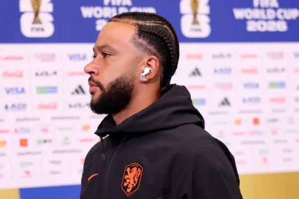 Patrocinadora entra em campo para ajudar Corinthians a segurar Memphis Depay