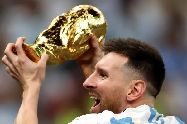 Messi pode ser eleito o melhor do mundo mesmo fora da Europa? Bola de Ouro responde