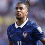 Olise quase marca golaço de voleio e bola acerta trave em França x Suécia