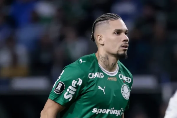 Paulinho quebra silêncio sobre entorse e garante volta rápida ao Palmeiras