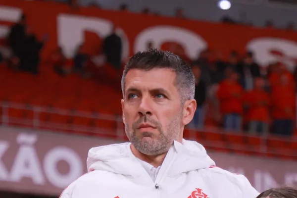 Pezzolano rasga elogios ao Inter contra o Flamengo e revela nova função de Alan Patrick