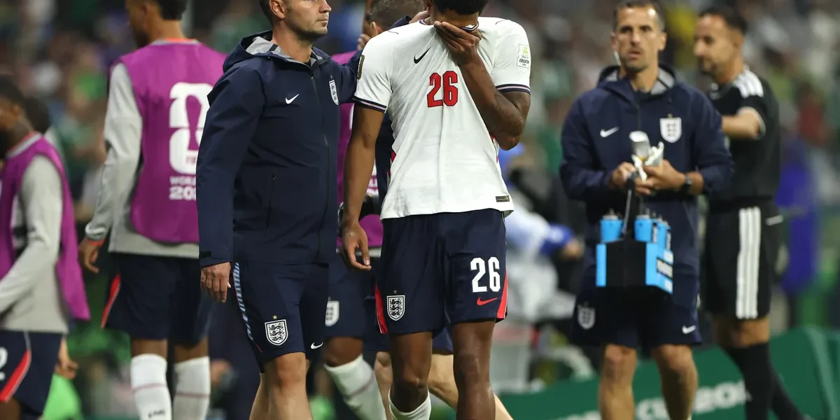 Expulsão polêmica de Quansah escancara critério duvidoso da arbitragem em Inglaterra x México