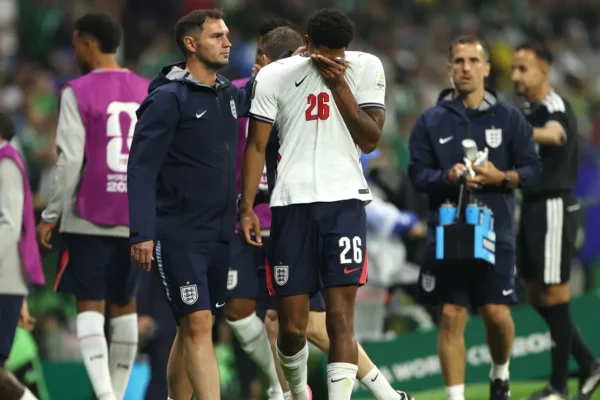Expulsão polêmica de Quansah escancara critério duvidoso da arbitragem em Inglaterra x México