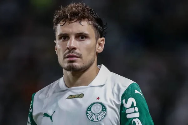 Empresário desmente Vasco: Raphael Veiga não sai do México