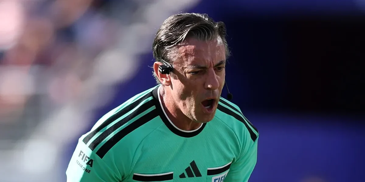 Raphael Claus expulsa Balogun após pisão forte em EUA x Bósnia na Copa