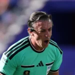 Raphael Claus expulsa Balogun após pisão forte em EUA x Bósnia na Copa