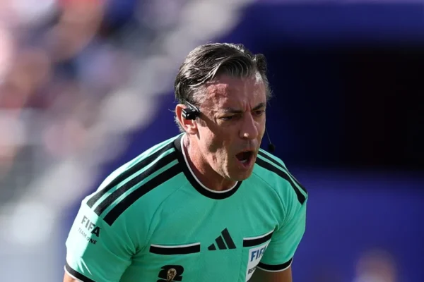 Raphael Claus expulsa Balogun após pisão forte em EUA x Bósnia na Copa