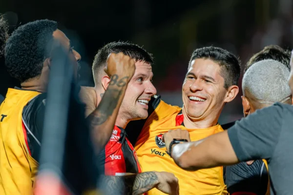 Vasco perde na estreia de Pedro Emanuel com gol da lei do ex