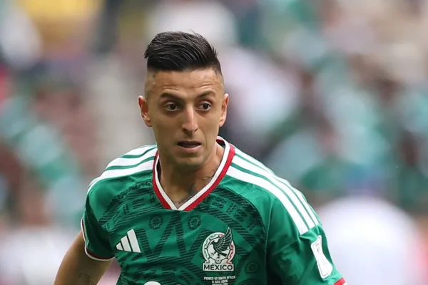 Flamengo nega interesse em Roberto Alvarado, destaque do México na Copa