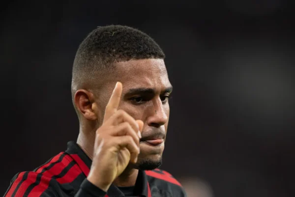Samuel Lino salva Flamengo de derrota contra o Internacional no Beira-Rio