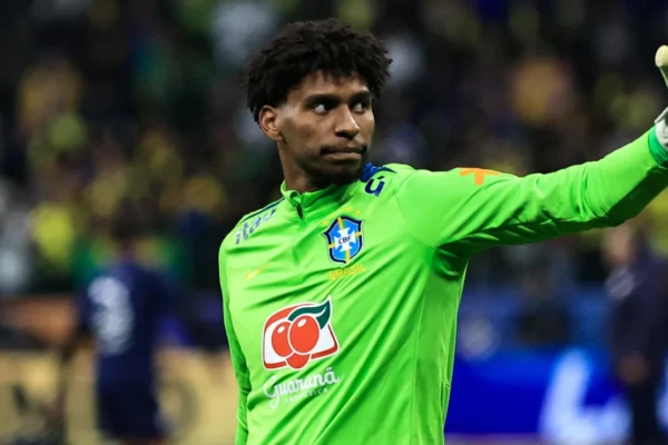 Hugo Souza projeta volta à Seleção e mira Copa de 2030