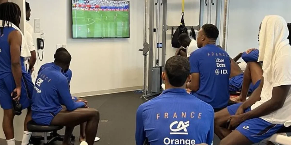França flagra eliminação do Brasil na Copa: imagem viraliza