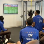 França flagra eliminação do Brasil na Copa: imagem viraliza