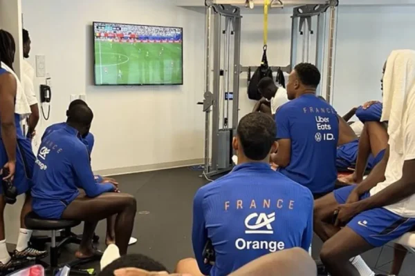França flagra eliminação do Brasil na Copa: imagem viraliza