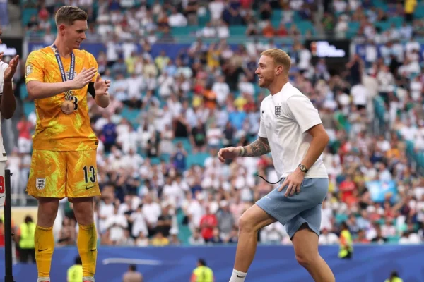 Goleiro não convocado recebe medalha de 3º lugar pela Inglaterra na Copa 2026