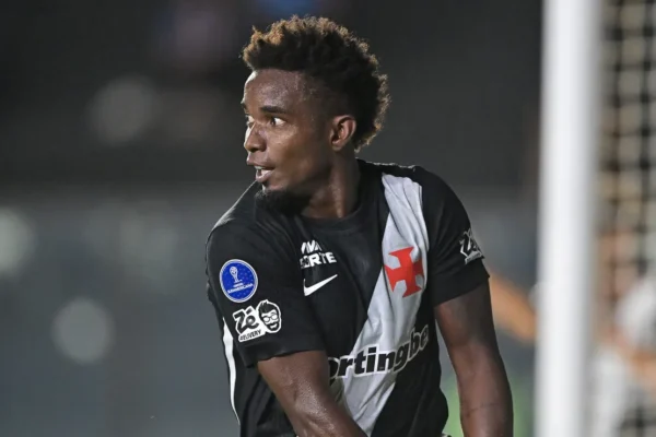 Vasco vence no fim com Thiago Mendes e avança na Sul-Americana
