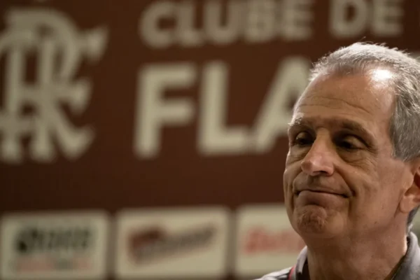 Flamengo termina semestre no vermelho, mas venda de Ryan Roberto alivia contas
