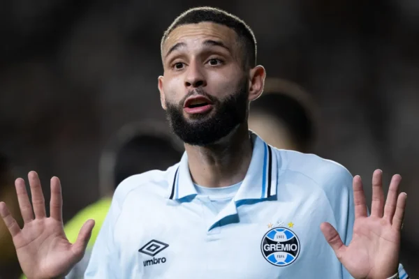 Grêmio segura Wagner Leonardo após Vitória desistir de negociação