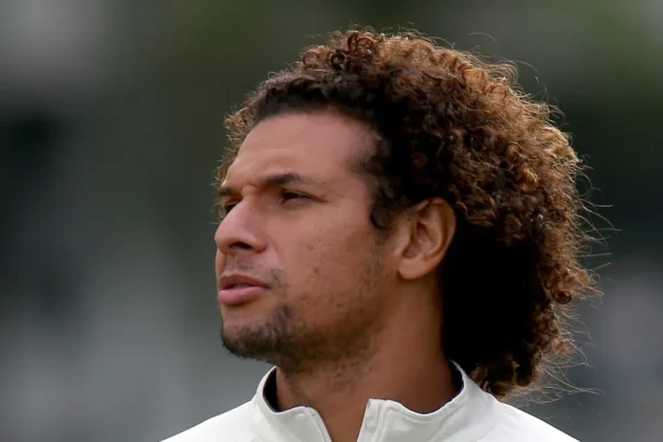 Arão se desculpa com Cuca, mas deve perder vaga no Santos contra o Remo