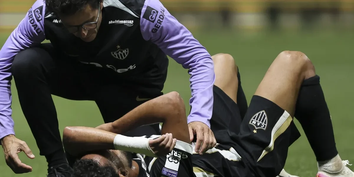Renan Lodi sente tornozelo e assusta torcida do Galo contra o Bahia