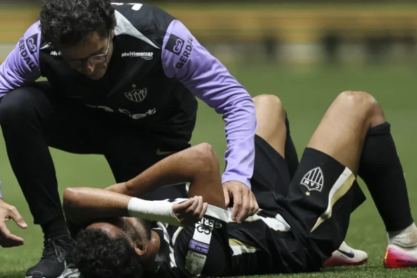 Renan Lodi sente tornozelo e assusta torcida do Galo contra o Bahia