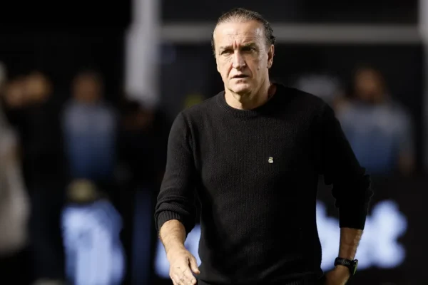 Cuca abre o jogo: escalação do Santos terá mudanças constantes