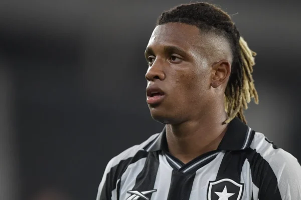 Danilo pressiona Botafogo após veto ao Palmeiras e pede respeito sobre ida à Rússia
