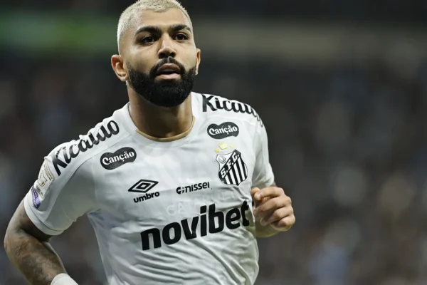 Gabigol decide, Neymar entra e Santos avança na Sul-Americana