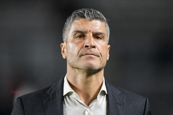 Pedro Emanuel leva puxão de orelha após atuação fraca do Vasco na Sul-Americana