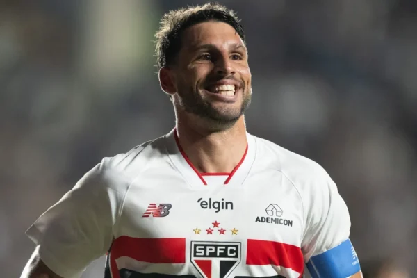 Calleri quebra jejum de 12 jogos e marca contra o Flamengo no Maracanã