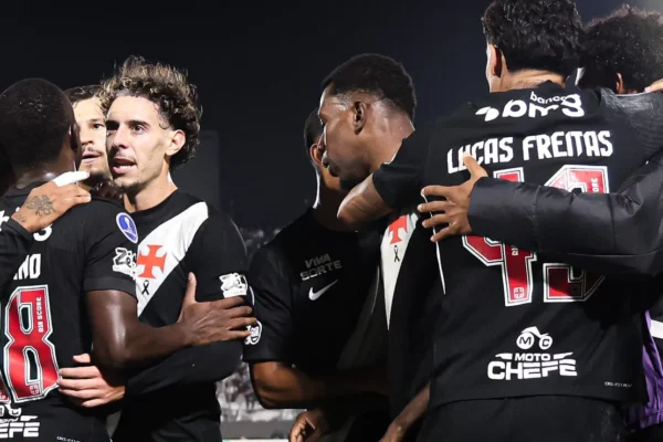 Gol contra do Medellín vira piada entre torcedores do Vasco
