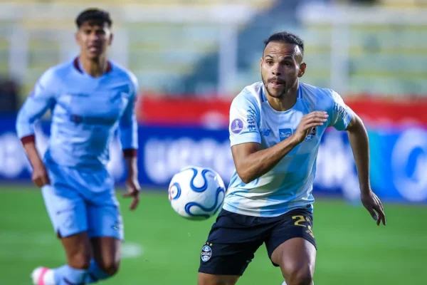 Conmebol abre 3 processos contra o Grêmio após derrota na altitude; entenda