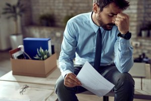 O ciclo oculto que liga suas dívidas ao corte de empregos no varejo