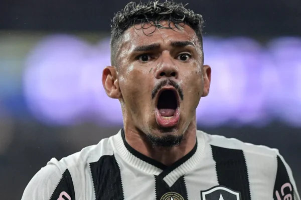 Botafogo traz Tiquinho Soares de volta com contrato curto e meta de gols