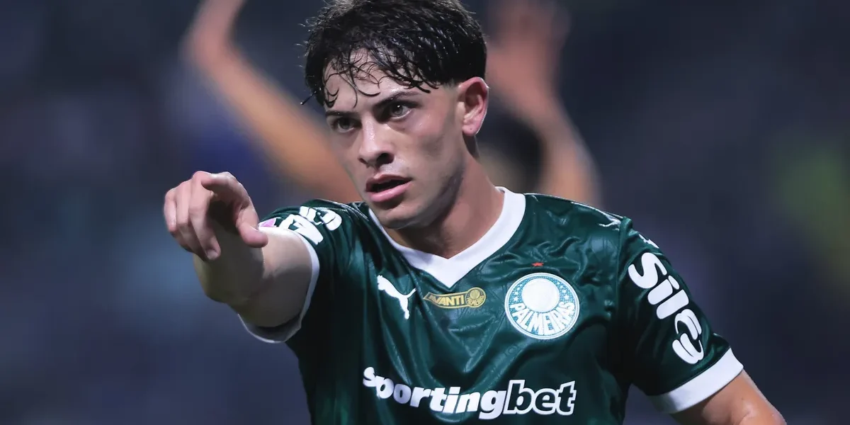 Napoli de olho em Giay: Palmeiras segura lateral com multa de R$ 508 mi