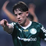 Napoli de olho em Giay: Palmeiras segura lateral com multa de R$ 508 mi