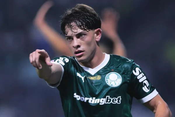 Napoli de olho em Giay: Palmeiras segura lateral com multa de R$ 508 mi