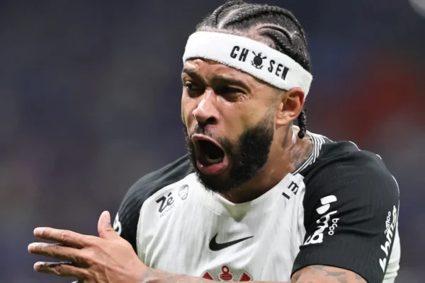 Corinthians volta atrás e retoma conversas com Memphis Depay por renovação