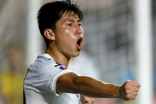 Miguelito celebra renovação com o Santos: ‘Sou mais um menino da Vila’