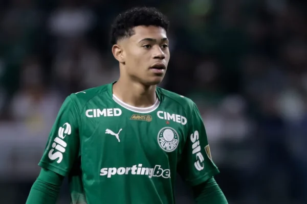 Palmeiras segura joia de 18 anos e usa Luis Pacheco contra o Fortaleza